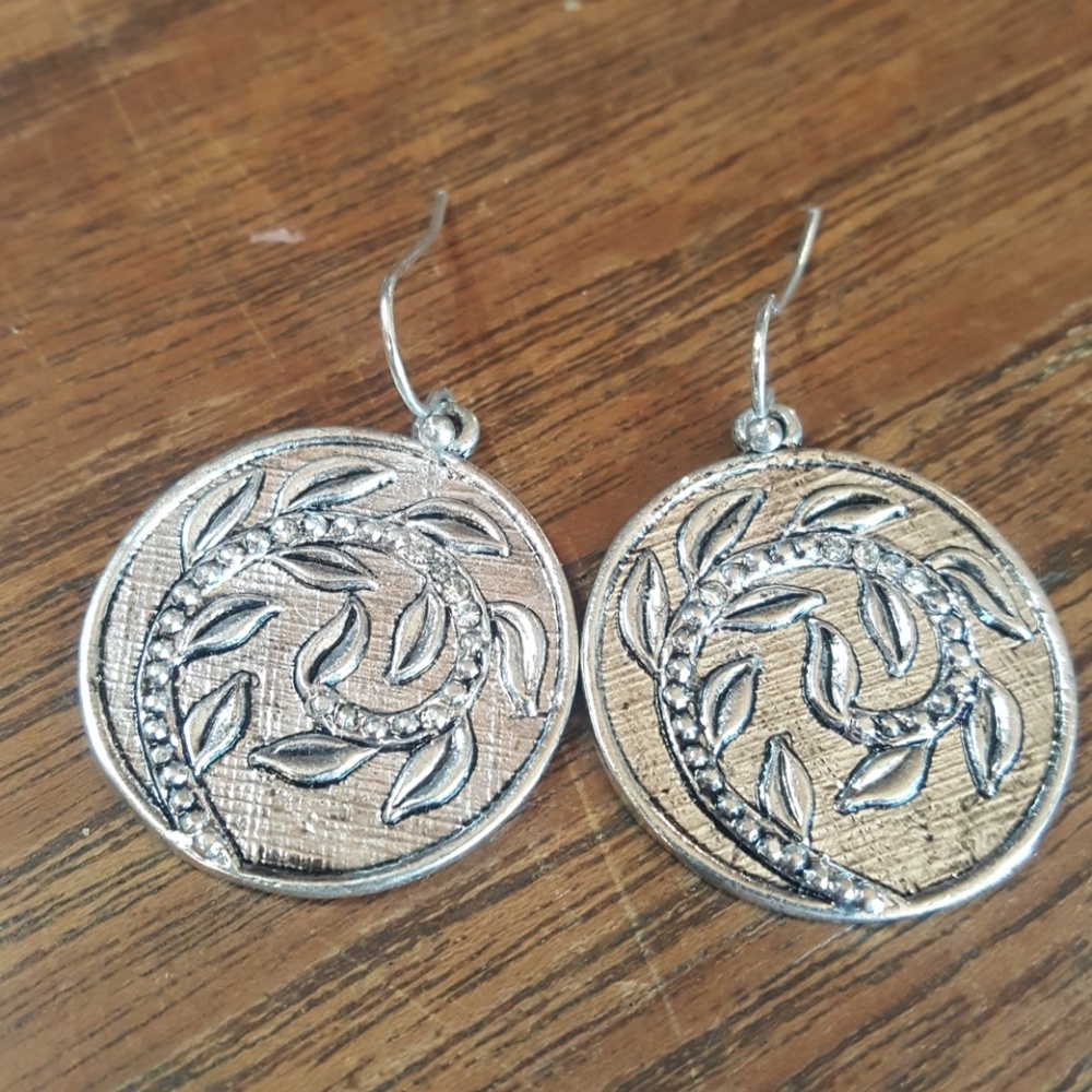 Metal brushed earnings. Olive leaf stamped pattern